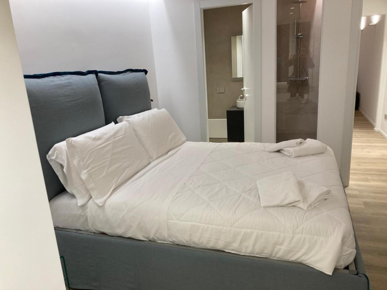 Manzoni Bilocale Con Doppi Servizi Piano Terra, Rome